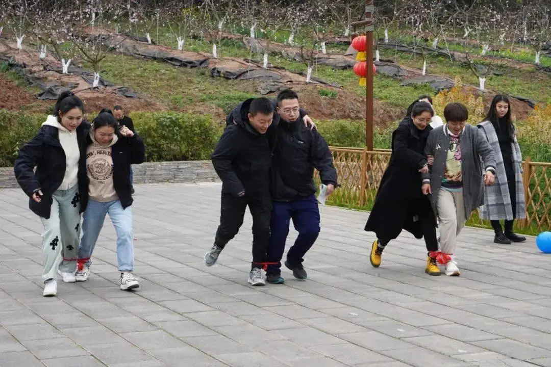 两人三足踩气球游戏规则-两人三足踩气球：聚会团建必备的超级好玩游戏，笑料百出