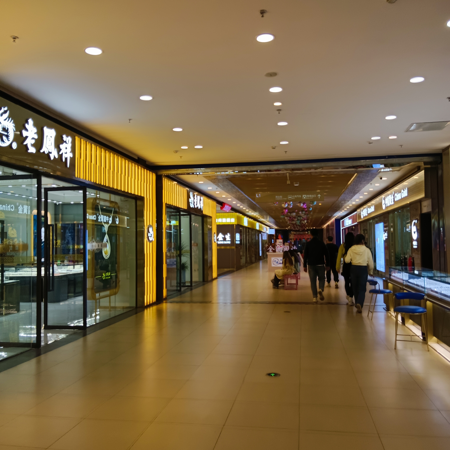 苹果红了民族风专卖店：穿越时空的文化之旅