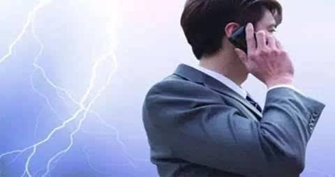 接手机遭雷击,男子举手机拍视频遭雷击手脚发麻